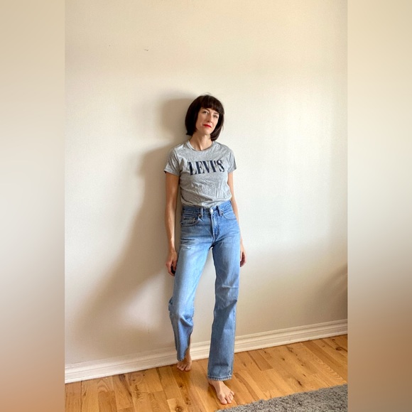 Basic Levis Tee - Picture 3 of 8